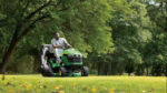 John Deere S220 Lawn Tractor - Image 7
